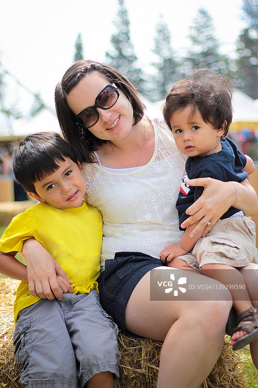 妈妈和两个儿子图片素材