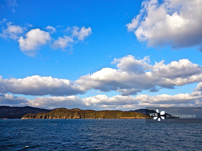 多云天空下的大岛图片素材
