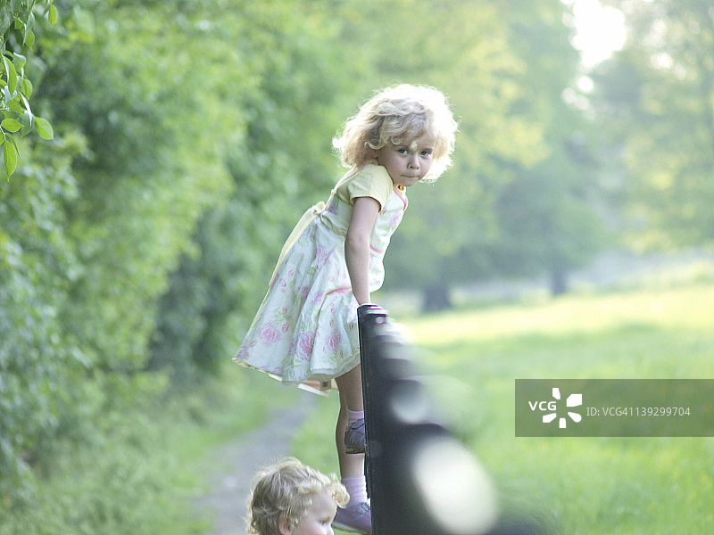 这边的草更绿图片素材