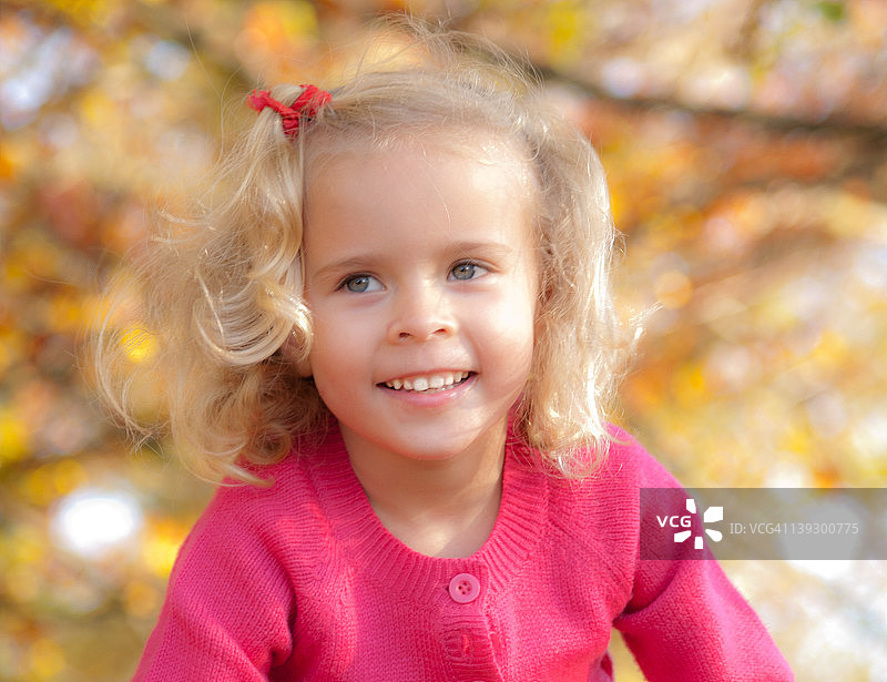 女孩看向远方图片素材