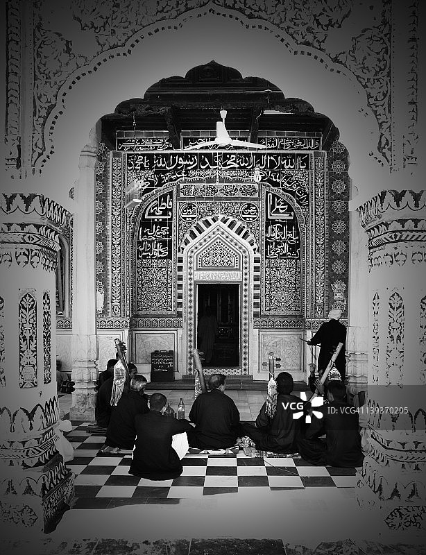 民间音乐家在神殿演奏西塔琴图片素材