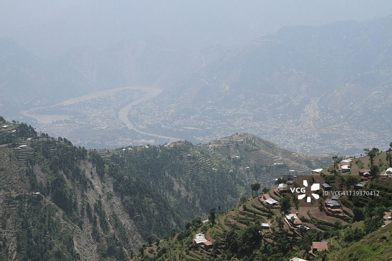 绿色的山谷和山野图片素材