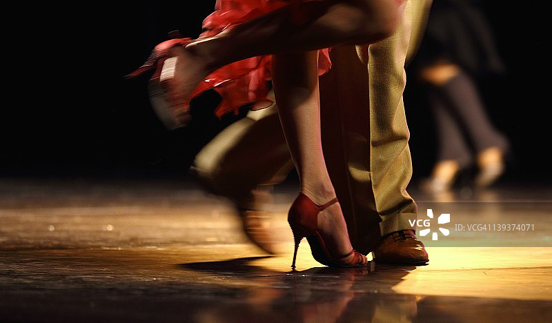 跳探戈的男女图片素材