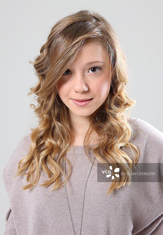 年轻女孩肖像，金色长发图片素材