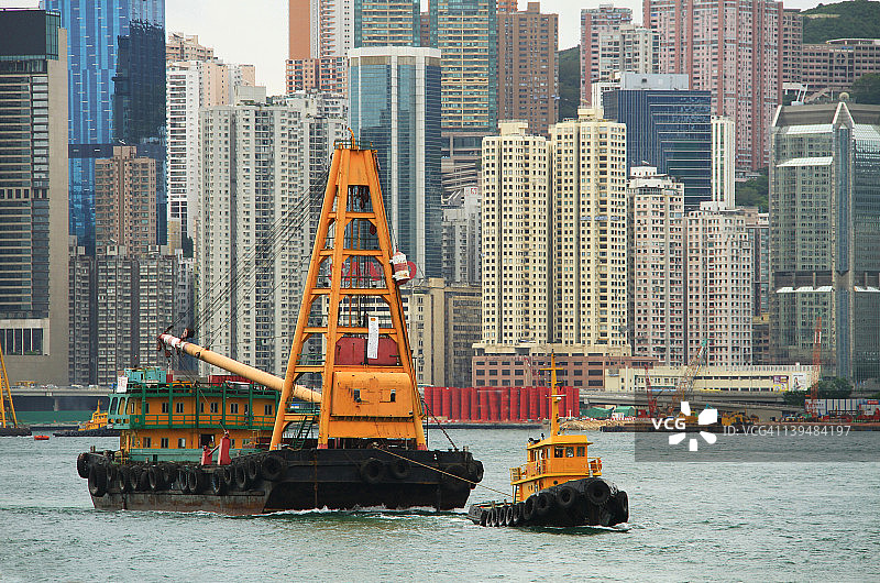 香港港口中的拖船和钻井船图片素材