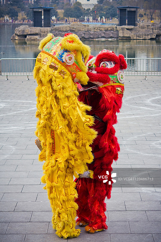 传统中式舞狮表演图片素材