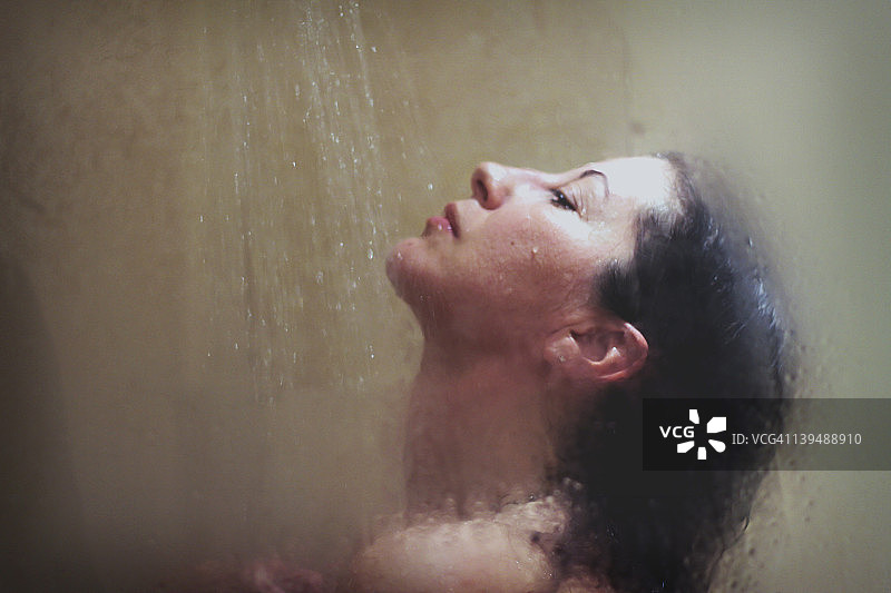 淋浴下的沐浴图片素材