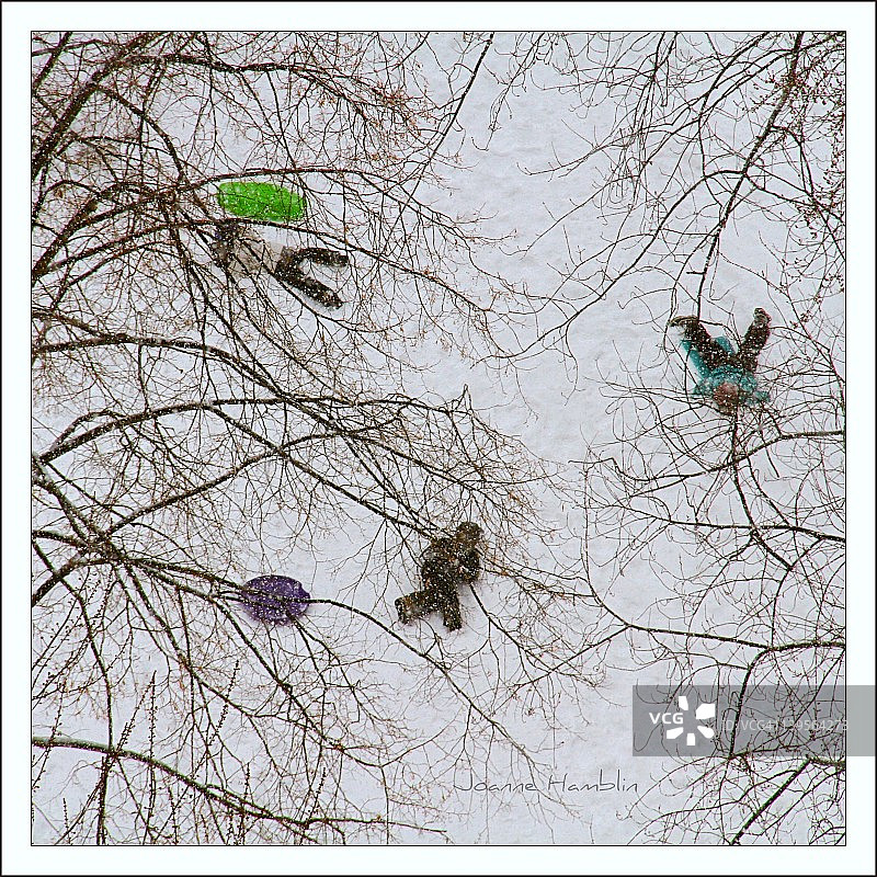 雪地上的翻滚图片素材