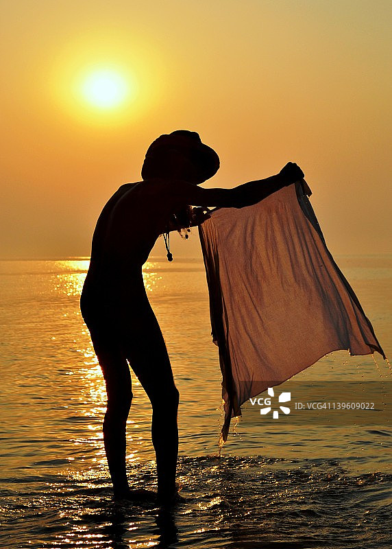 以圣浴开始新的一天图片素材