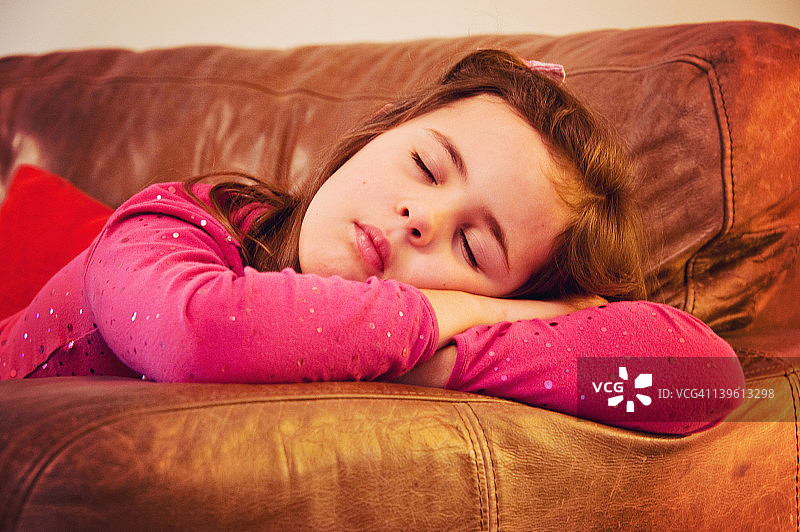 穿着粉色衣服在沙发上睡着的女孩图片素材