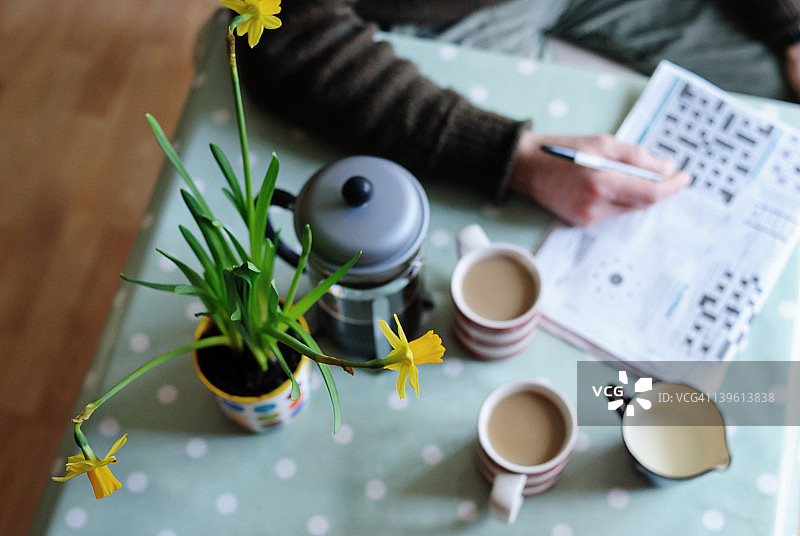男人在做填字游戏图片素材