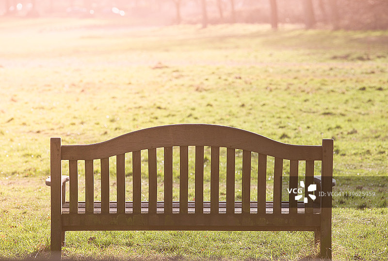 空荡荡的公园长椅图片素材