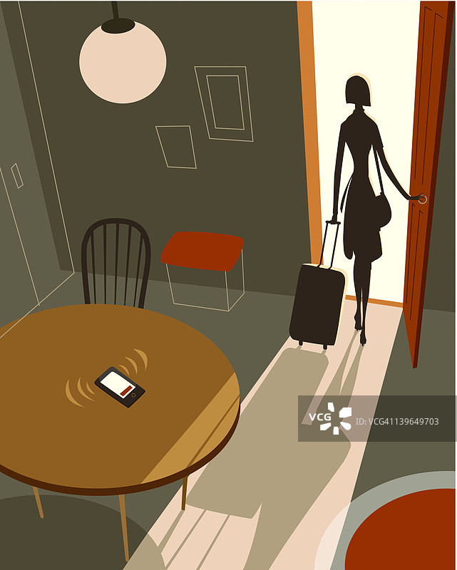 女人走出家门时，桌子上响起的手机图片素材