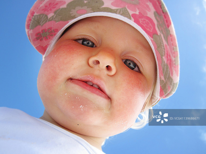 戴帽子的小孩向下看着镜头图片素材