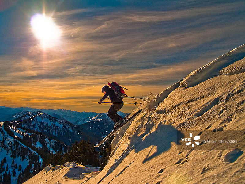 男子在岩石山上滑雪图片素材