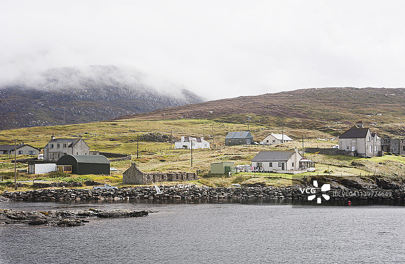 雾中的村庄图片素材