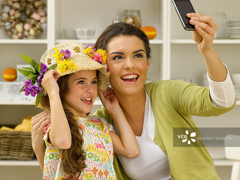 戴着复活节帽子的拉丁裔母亲和孩子图片素材