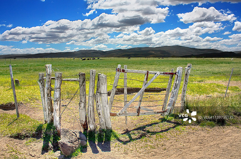 田野上的大门图片素材