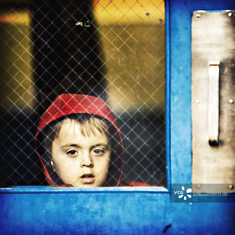 向窗外看的小男孩图片素材