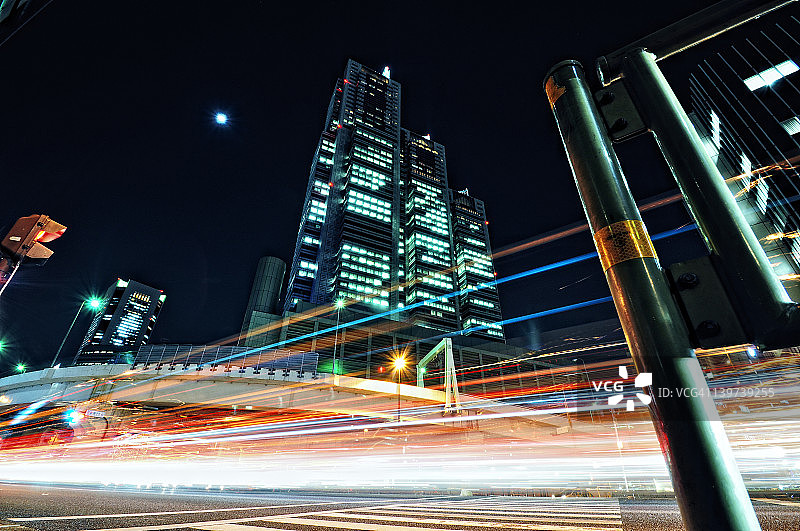 光束下的公园塔楼图片素材