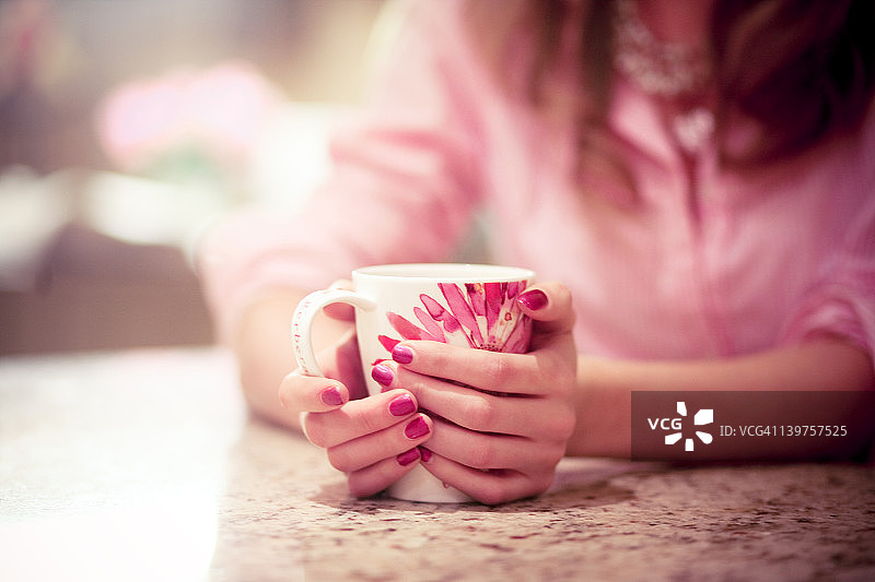 手持马克杯图片素材