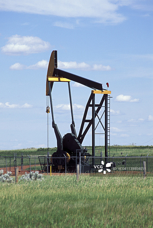 美国北达科他州的石油钻井平台图片素材