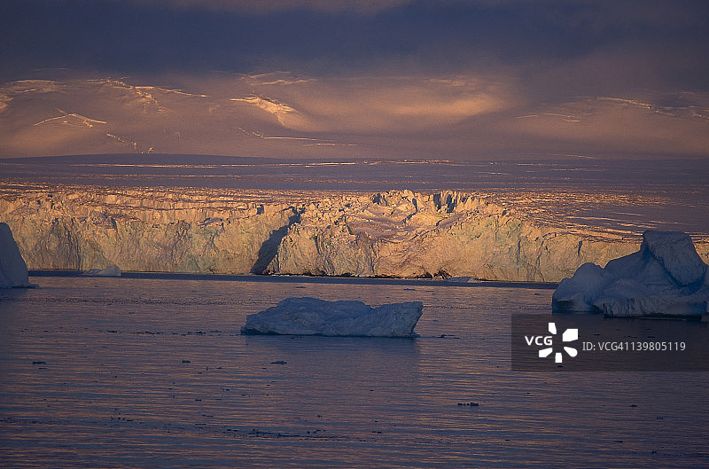 南极洲乔治王岛冰川入海图片素材