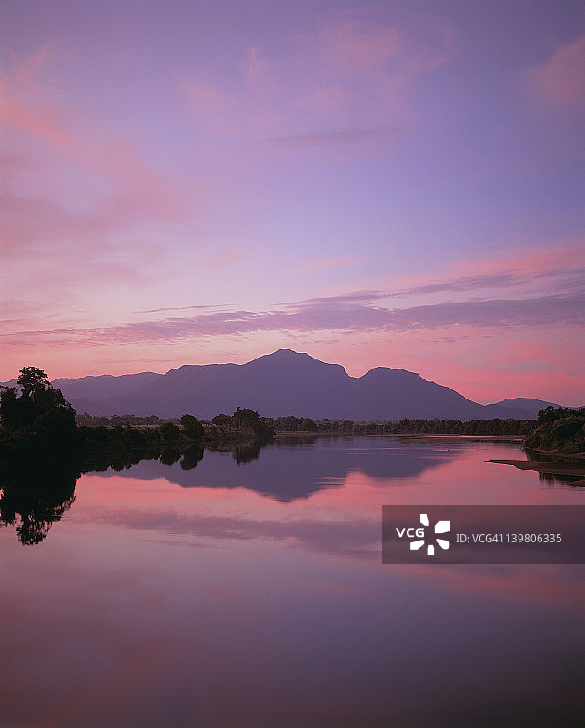昆士兰州的赫伯特河与欣钦布鲁克岛图片素材