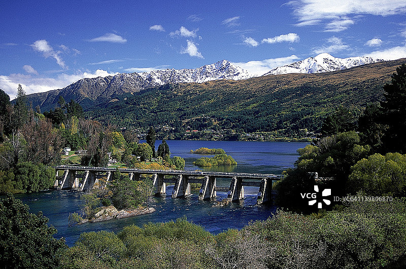 卡瓦劳河大桥和瓦卡蒂普湖弗兰克顿臂，新西兰图片素材