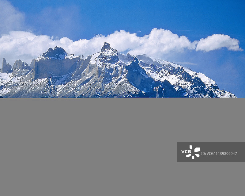 智利百内国家公园的灰色冰川冰山和百内格兰德山图片素材