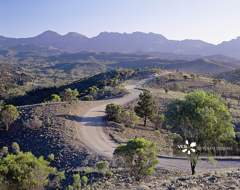 在澳大利亚南澳州弗林德斯山脉，行驶在未铺砌道路上的汽车图片素材