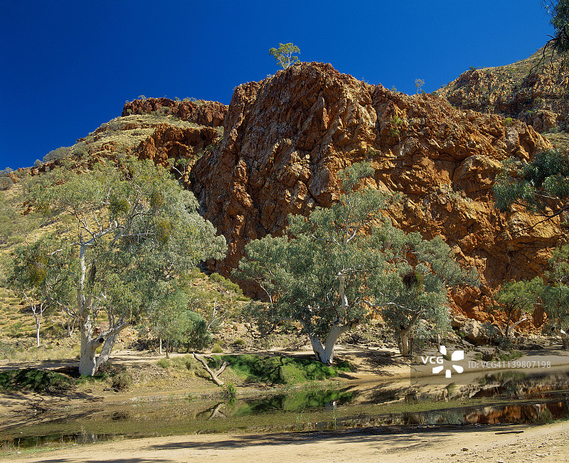 北领地西麦克唐奈山脉奥米斯顿峡谷的芬克河图片素材