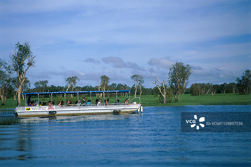 在澳大利亚卡卡杜国家公园黄水泻湖上的游船图片素材
