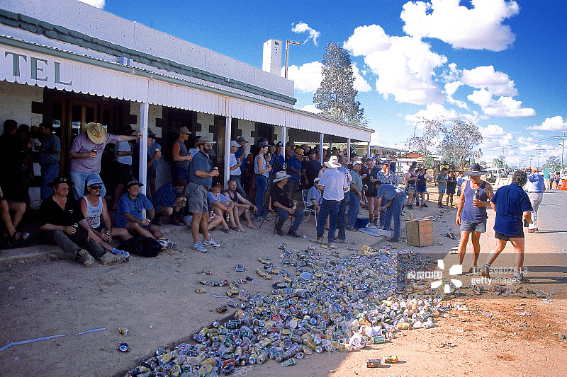 昆士兰州伯兹维尔酒店外的男人和空啤酒罐图片素材