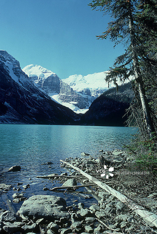 加拿大班夫国家公园路易斯湖，眺望维多利亚山雪景图片素材