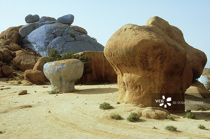 让·韦拉姆绘制的“蓝岩”(1984)，塔夫拉特，摩洛哥图片素材