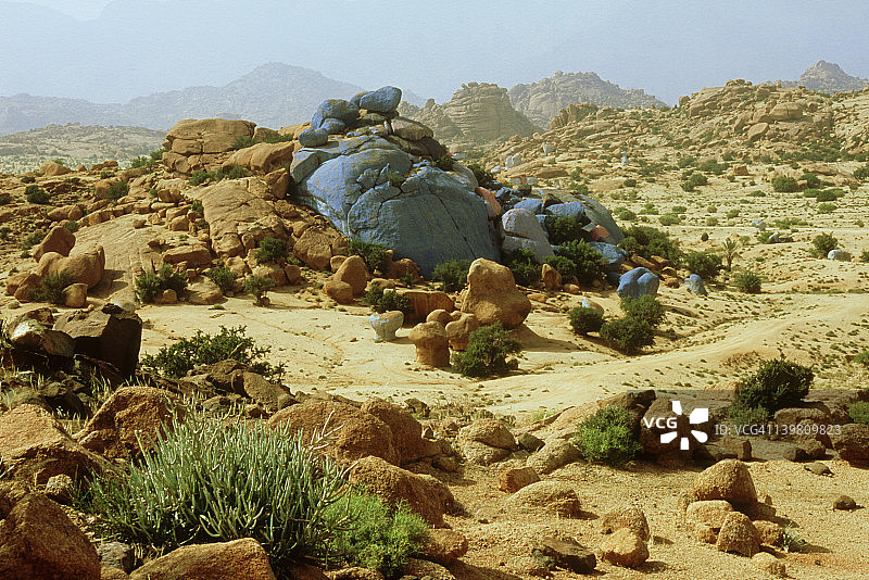 让·韦拉姆绘制的“蓝岩”(1984)，塔夫拉特，摩洛哥图片素材