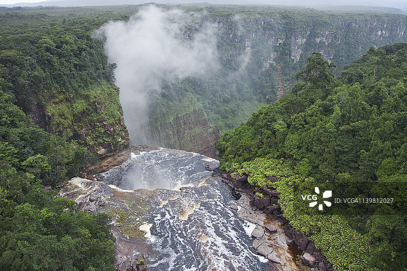 委内瑞拉平顶山上瀑布顶部的航拍图片素材