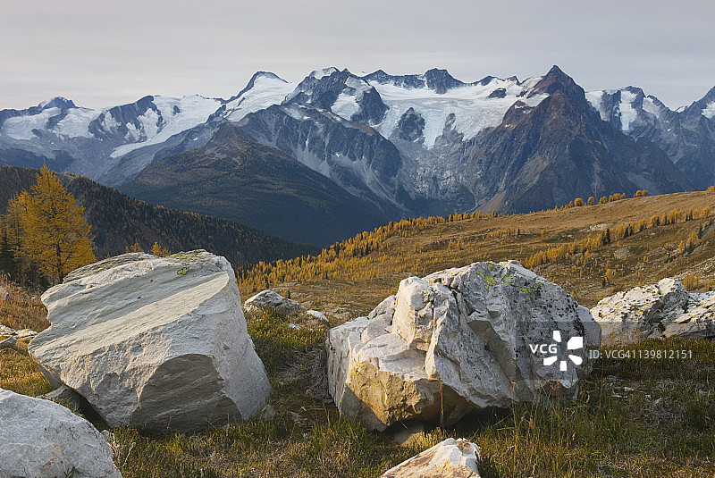加拿大不列颠哥伦比亚省珀塞尔山脉的马蹄冰川图片素材