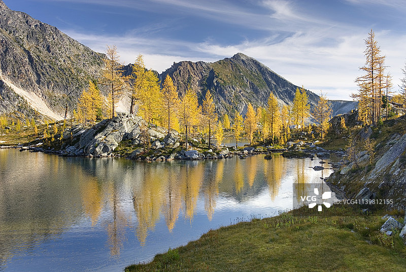 加拿大不列颠哥伦比亚省珀塞尔山脉莫妮卡草甸的落叶松和高山湖泊图片素材