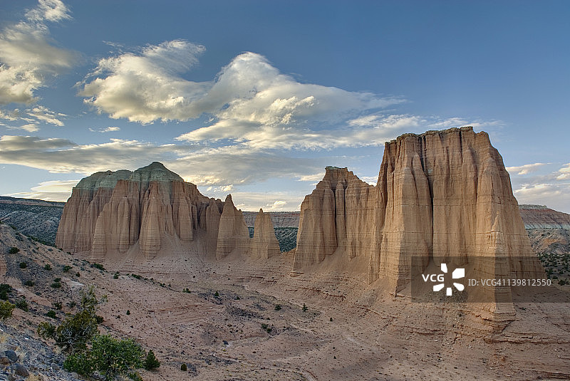 犹他州峡谷地国家公园上教堂谷的砂岩巨石日落景观图片素材