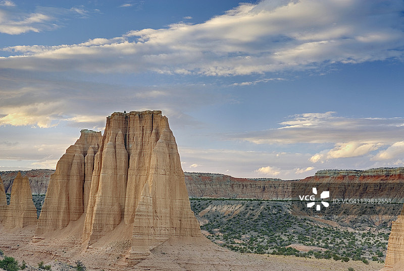 犹他州峡谷地国家公园上教堂谷的砂岩巨石日落景观图片素材