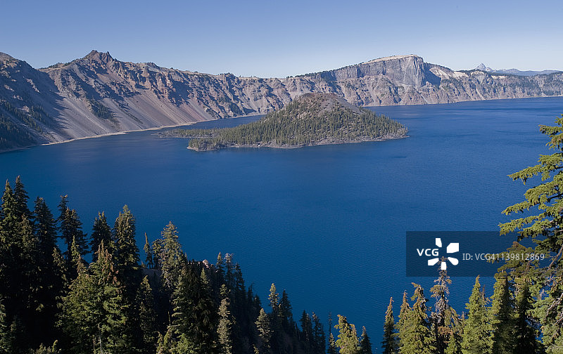 火山口湖国家公园的湖泊、悬崖和巫师岛。它是由马扎马火山喷发并在7700年前坍塌形成的。后来的喷发形成了巫师岛，俄勒冈州，美国图片素材