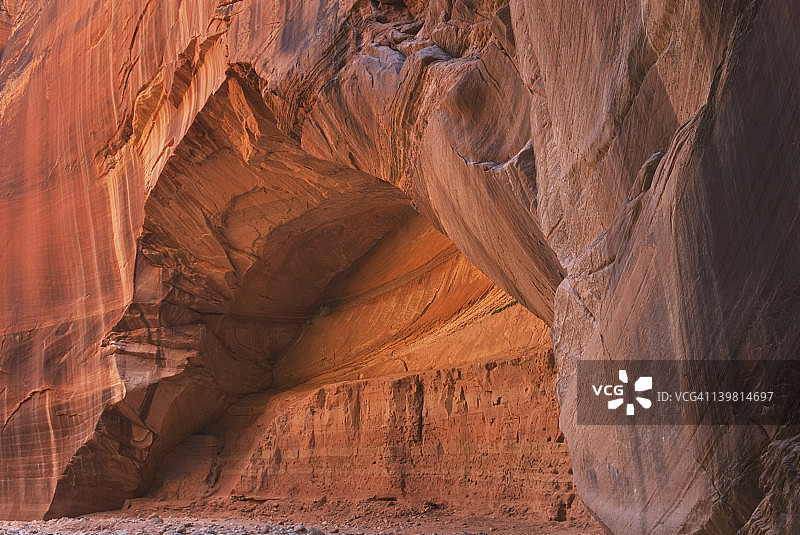 美国亚利桑那州帕里亚峡谷朱红悬崖荒野Wire Pass附近的砂岩壁龛图片素材