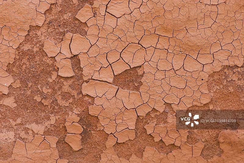 美国亚利桑那州巴克金峡谷帕里亚峡谷-朱红悬崖荒野墙壁上的泥土薄片图片素材