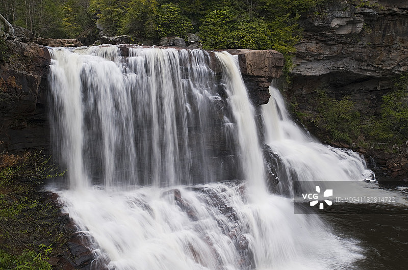 康诺昆内辛砂岩，沉积岩。这种“硬”岩能抵抗风化和侵蚀，形成了黑水瀑布的盖岩。始于2.3亿年前。美国西弗吉尼亚州黑水瀑布州立公园图片素材