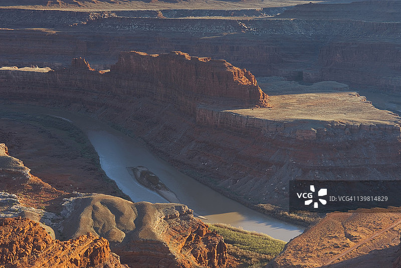 从美国犹他州死马点州立公园的观景台俯瞰科罗拉多河图片素材
