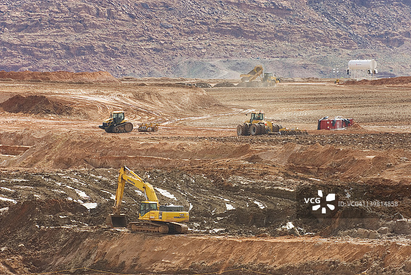 美国犹他州科罗拉多河沿岸的UMTRA项目现场：放射性铀尾矿被挖掘并转移到另一地点，以避免渗入科罗拉多河图片素材