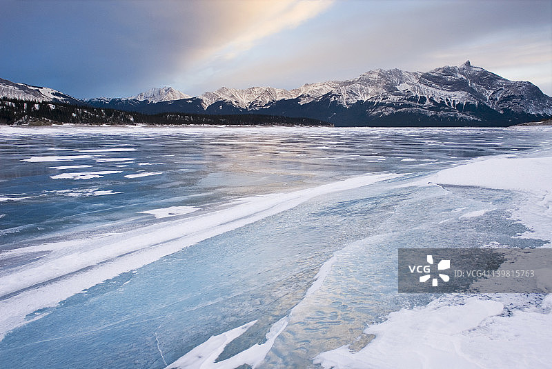 加拿大亚伯拉罕湖冬季日落时分图片素材