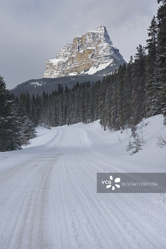 加拿大阿尔伯塔省班夫国家公园弓谷公园大道和城堡山的雪景图片素材